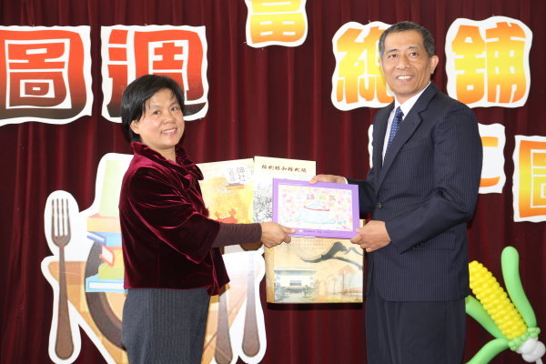 苗栗县政府教育处彭秀珍科长(左)赠送本校一套县政府出版品，由王资图长代收。 - 