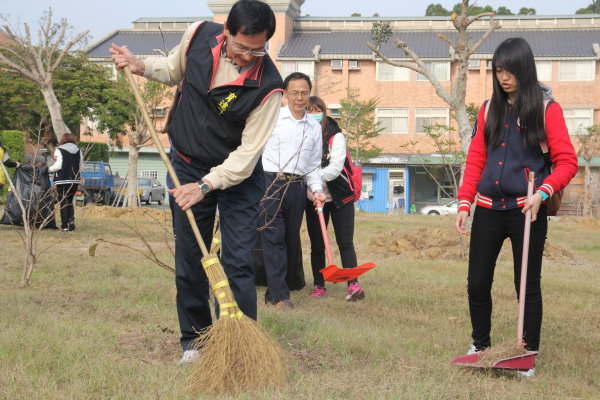   陈校长(左一)带着师生到社区凉亭周围清扫环境 - 