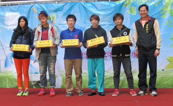 陈建胜校长(右一)颁奖服务学习课程前五名班级 - 