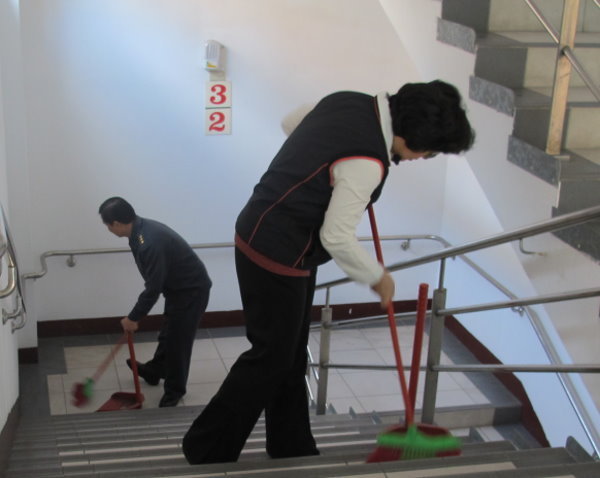 李丽华副校长(前)带领师生在商管大楼一同参与服务学习 - 