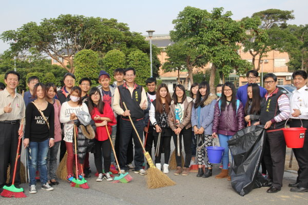 陈建胜校长(图中)、李义祥学务长(右二)、陈建民总务长(左一)与参与服务学习师生们合影 - 