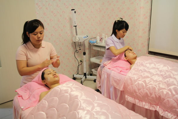 时尚美容SPA馆提供价格实惠的多元服务 - 