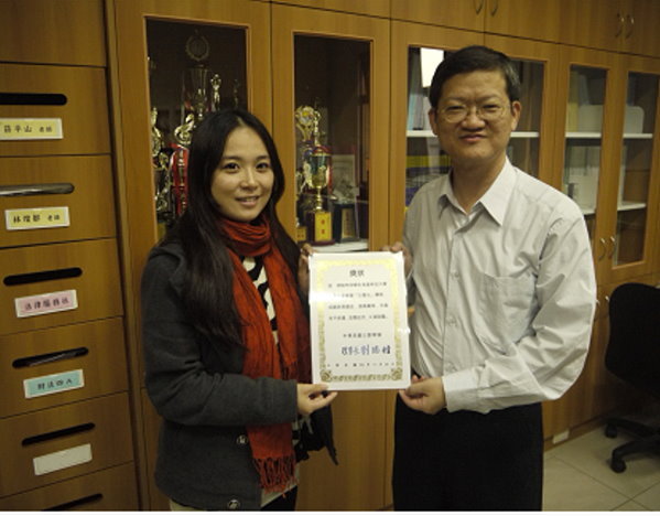 周元浙主任(右)为 林钰玲同学(左)优异表现感到欣喜 - 
