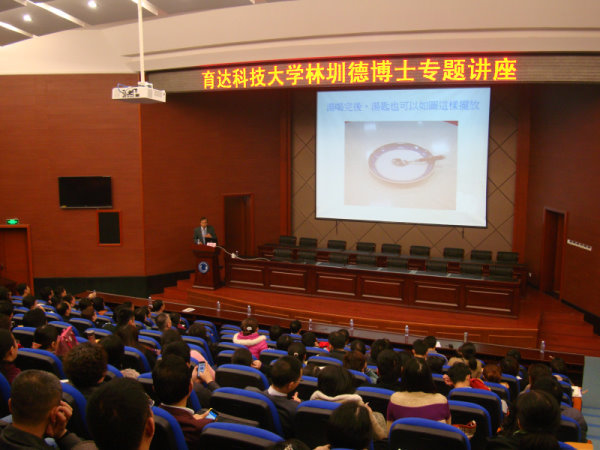   林主任用圖片說明餐桌禮儀 - 