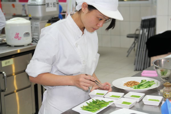 参赛同学们神情专注的参与比赛 - 