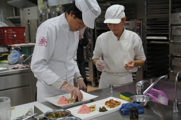 参赛同学们神情专注的参与比赛 - 