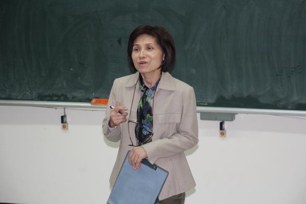 郑凤凤园长认真的讲评同学们的表现 - 