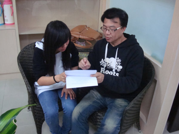 陈敬介老师(右)指导黄娜珊同学演讲要领 - 