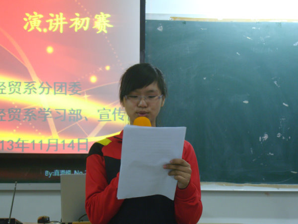 黄娜珊同学演讲过程充满自信 - 