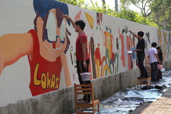 同学们专注的为墙面上色 - 