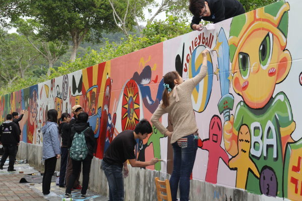 同学们集中精神彩绘墙面 - 