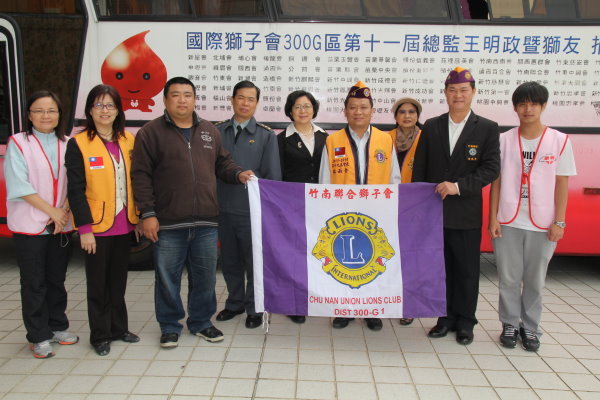 李丽华副校长(图中)和狮子会会员们合影 - 