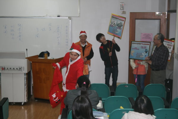 进修部同仁与学生会同学到各班发送糖果，制造不少惊喜 - 