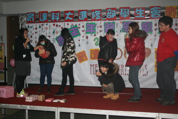 同學們在台上抽小禮物，驚喜不斷 - 