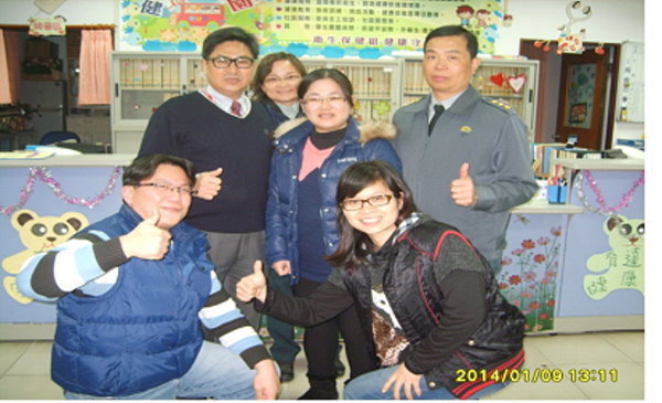 李學務長、陳進喜副學務長、衛保組同仁與王營養師合影 - 