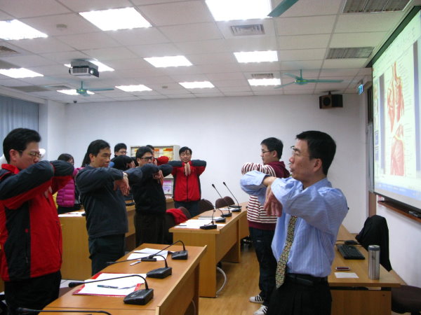 學輔中心鍾偉洲講師捐款支持本校愛心基金 2-  - 