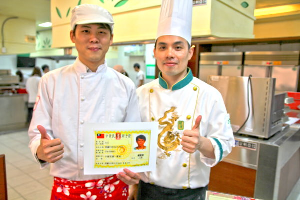 餐旅系蔡聖奕考取中餐乙級證照 - -  - 