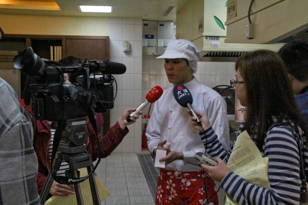 餐旅系蔡聖奕考取中餐乙級證照 - - - - -  - 