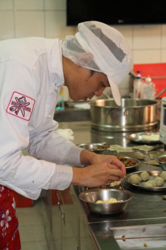 餐旅系蔡聖奕考取中餐乙級證照 -  - 