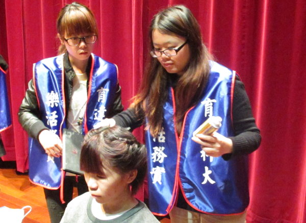 時尚系師生為北市孔廟春祭饌生、禮生髮妝獻「藝」 - 