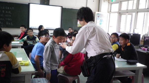 行銷系與名產大合作環教課程 成功往下紮根環保意識 - 