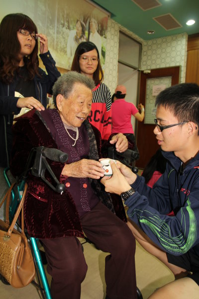 育達科大社工日愛無限 疼惜老人奉茶學禮 - - - -  - 