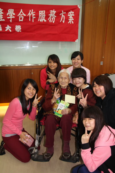 育達科大社工日愛無限 疼惜老人奉茶學禮 - - - -  - 