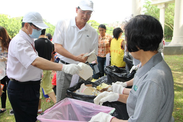 【本報訊】為貼近全校教職員生與校園環境距離，認真關懷個人所處空間並增進與環境的互動，陳建勝校長於5月14日下午，邀請全校師生共同彎下腰、捲起褲管、挽起袖子，拿著掃具響應校園清潔服務學習活動。當天還邀請佛教慈濟慈善事業基金會─竹南共修處的師兄師姐蒞校，指導師生進行垃圾分類，共創優質校園學習環境。 - 