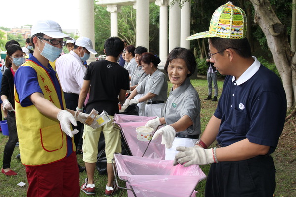 【本報訊】為貼近全校教職員生與校園環境距離，認真關懷個人所處空間並增進與環境的互動，陳建勝校長於5月14日下午，邀請全校師生共同彎下腰、捲起褲管、挽起袖子，拿著掃具響應校園清潔服務學習活動。當天還邀請佛教慈濟慈善事業基金會─竹南共修處的師兄師姐蒞校，指導師生進行垃圾分類，共創優質校園學習環境。 -  - 