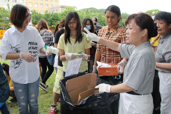 【本報訊】為貼近全校教職員生與校園環境距離，認真關懷個人所處空間並增進與環境的互動，陳建勝校長於5月14日下午，邀請全校師生共同彎下腰、捲起褲管、挽起袖子，拿著掃具響應校園清潔服務學習活動。當天還邀請佛教慈濟慈善事業基金會─竹南共修處的師兄師姐蒞校，指導師生進行垃圾分類，共創優質校園學習環境。 - -  - 