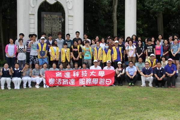 【本報訊】為貼近全校教職員生與校園環境距離，認真關懷個人所處空間並增進與環境的互動，陳建勝校長於5月14日下午，邀請全校師生共同彎下腰、捲起褲管、挽起袖子，拿著掃具響應校園清潔服務學習活動。當天還邀請佛教慈濟慈善事業基金會─竹南共修處的師兄師姐蒞校，指導師生進行垃圾分類，共創優質校園學習環境。 - - -  - 