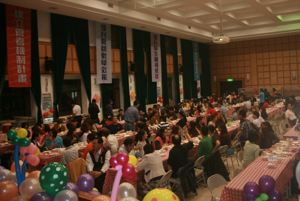 進修部畢業餐會 為畢業生留下溫馨難忘回憶 - - - 進修部畢業餐會 為畢業生留下溫馨難忘回憶 - - - -  - 