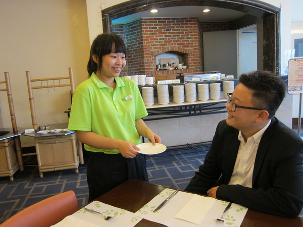 前進Holiday Inn實習 休管系學子能力大躍進 - -  - 