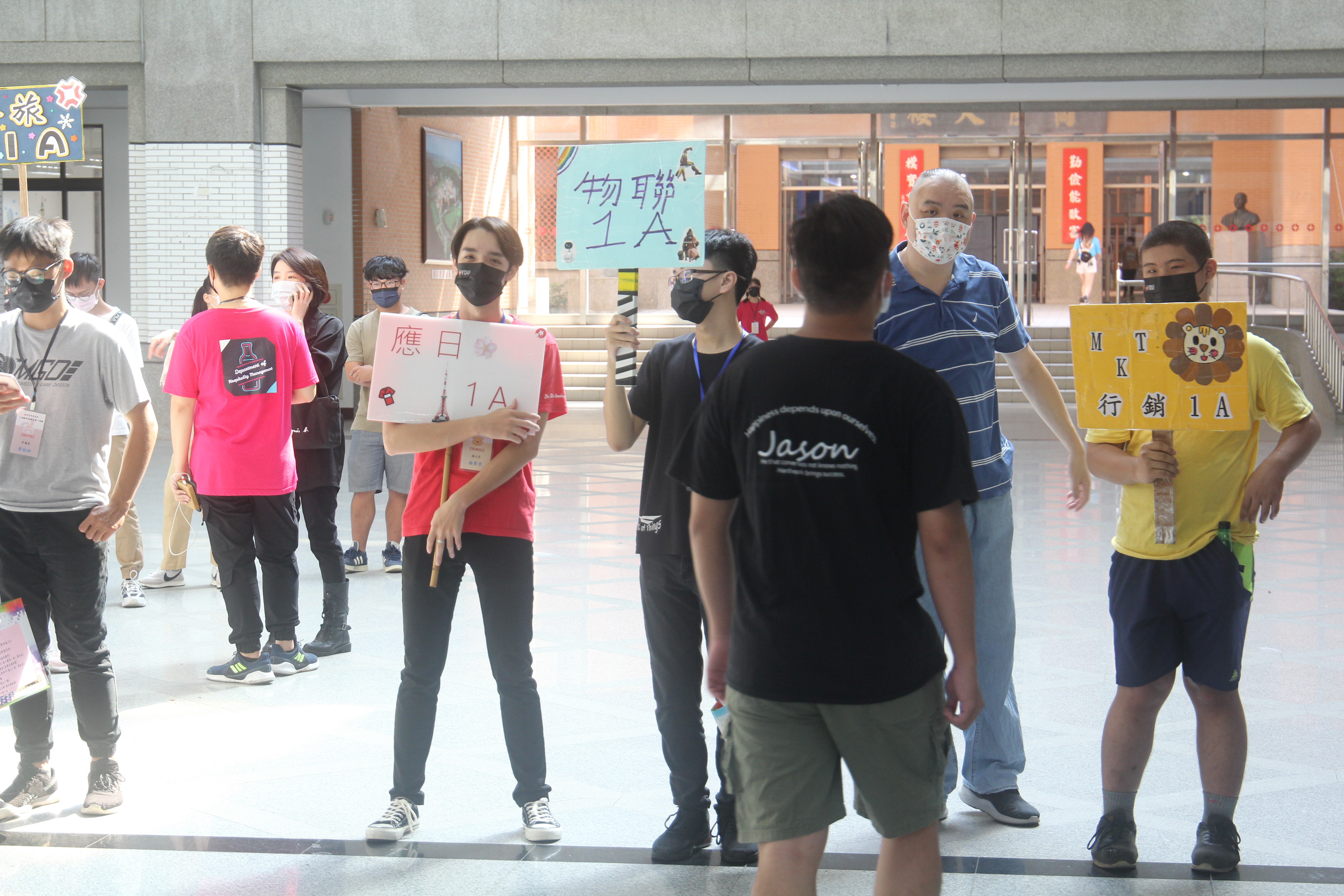 各系師長與輔導學長姐在綜合大樓前歡迎新生1