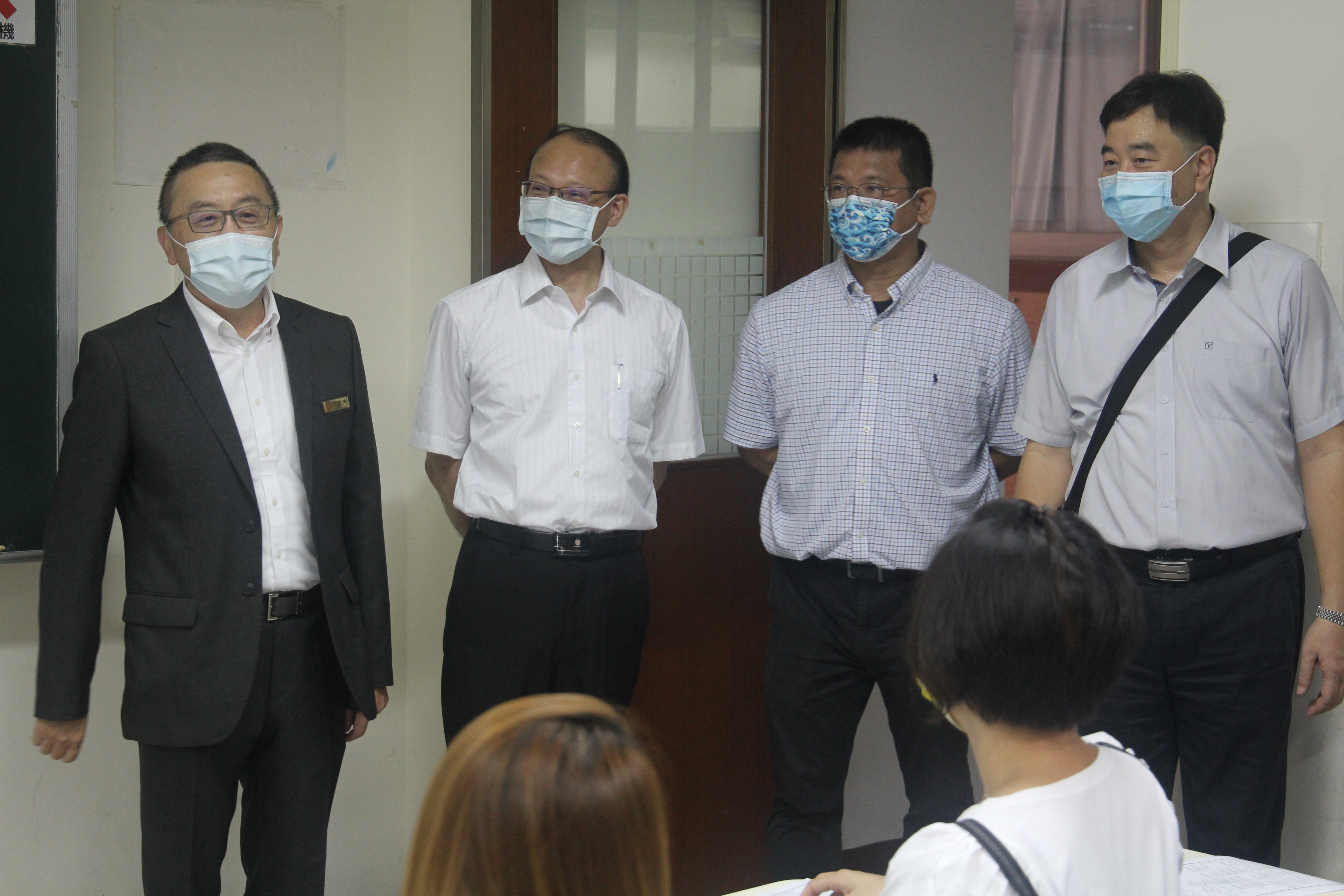 黃校長榮鵬率領一級主管逐系歡迎新生1