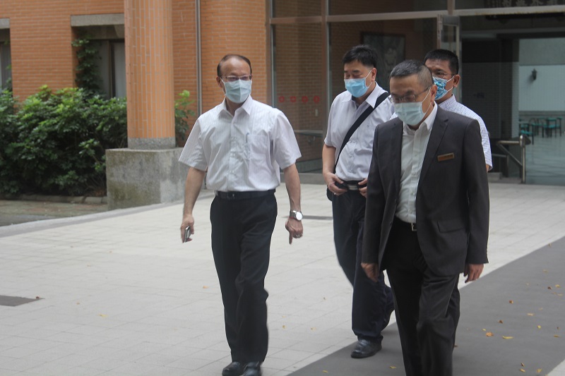 黃榮鵬校長率領主管檢視校園衛生清潔消毒作業