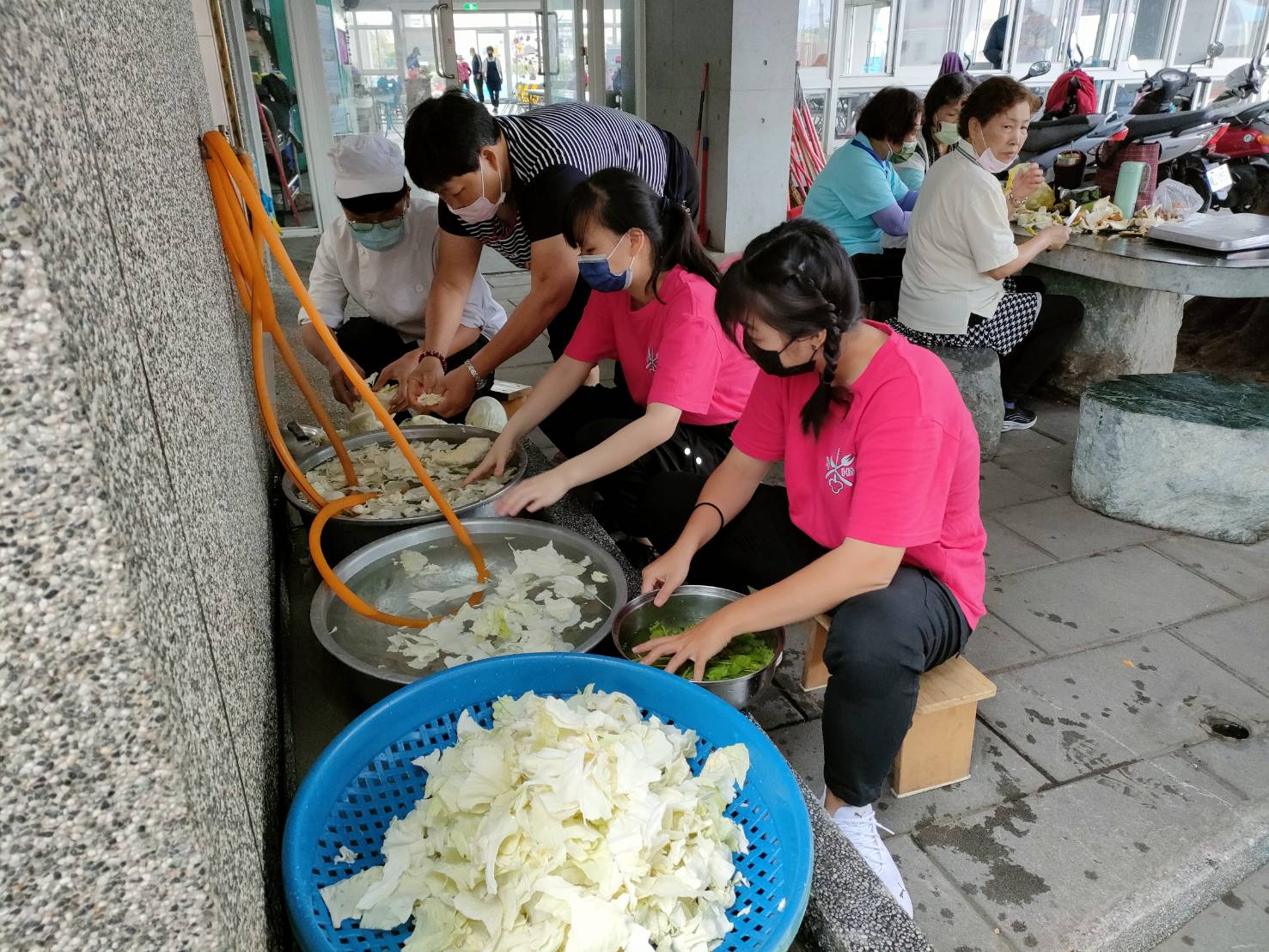 育达科大师生前进社区制作健康养生餐盒-1