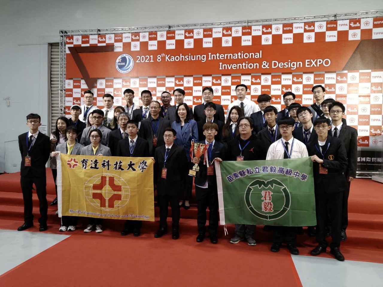 育达科技大学与苗栗校际联盟参加2021高雄国际发明展师生合照-2