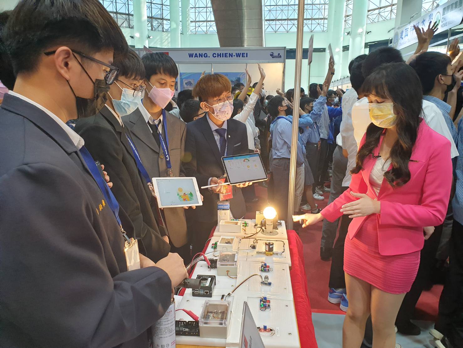 2021高雄国际发明展学生向采访媒体解说作品使用情形