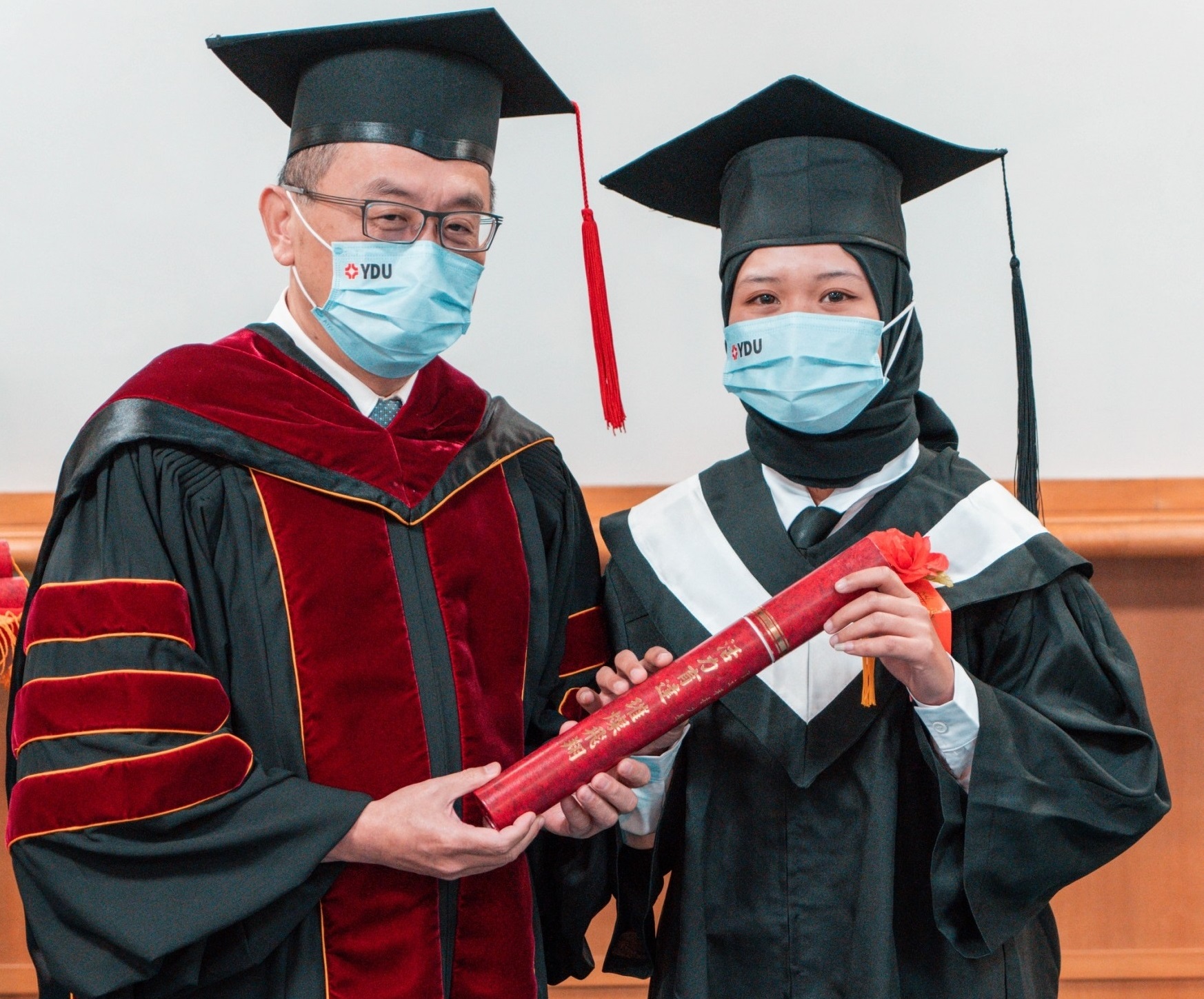 校長頒發畢業證書