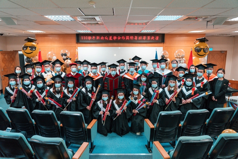 資管系 印尼生大合照800x600