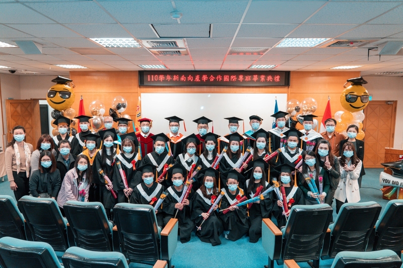 餐旅系 越南生大合照800x600