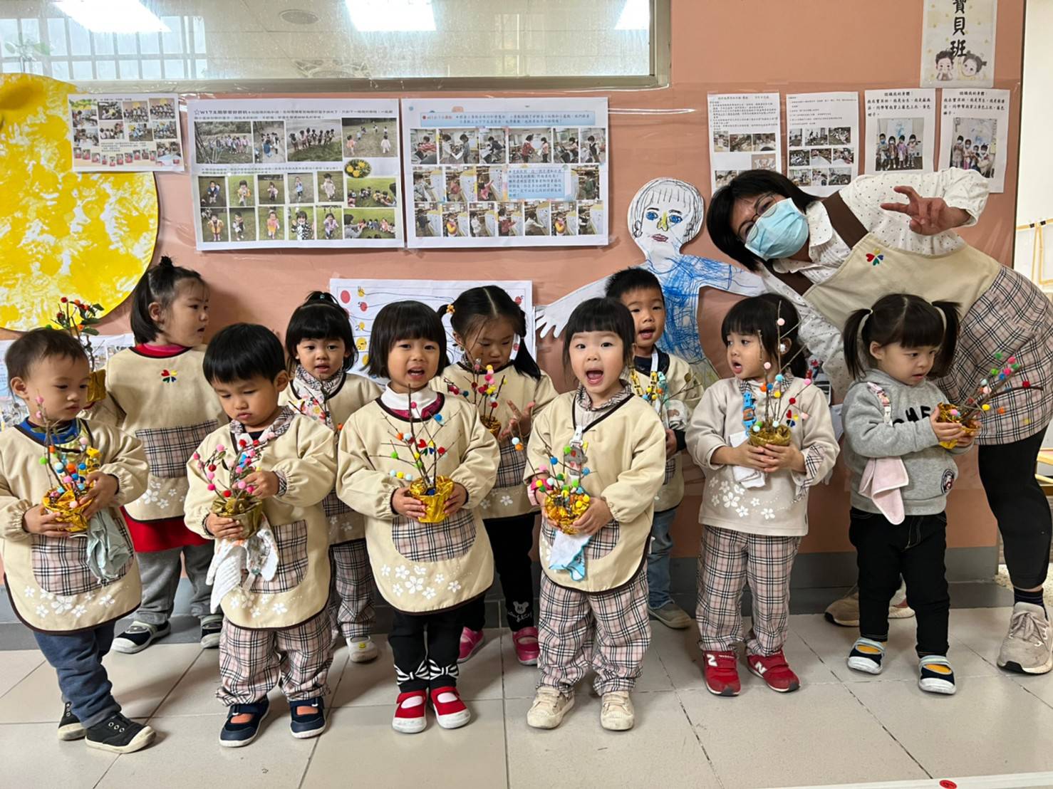 黃玉雪園長與幼兒教學活動互動情形-1