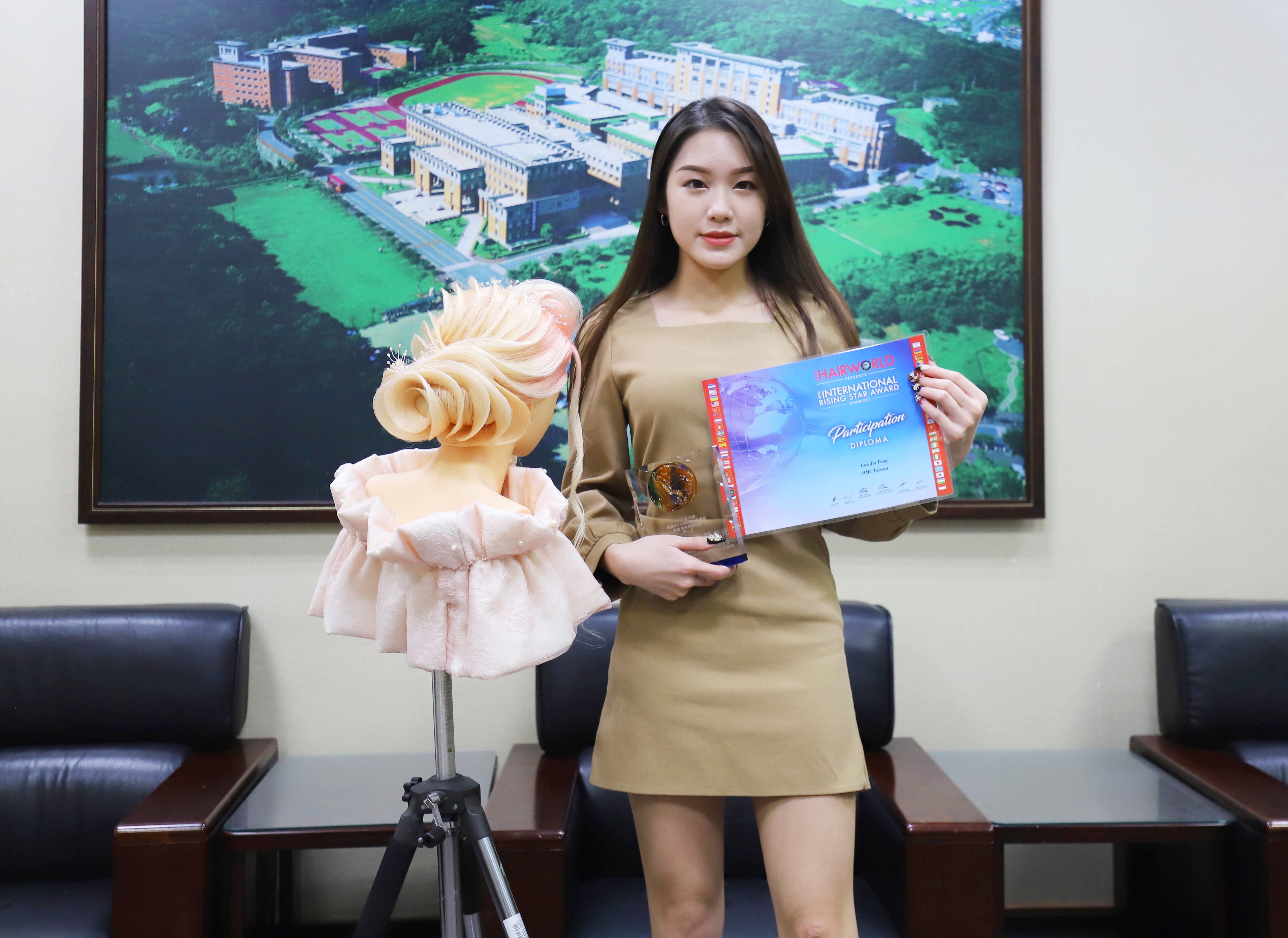 5.育达科大荣获OMC世界杯线上锦标赛青年组新娘发型银牌的许诗雅同学与作品合照1