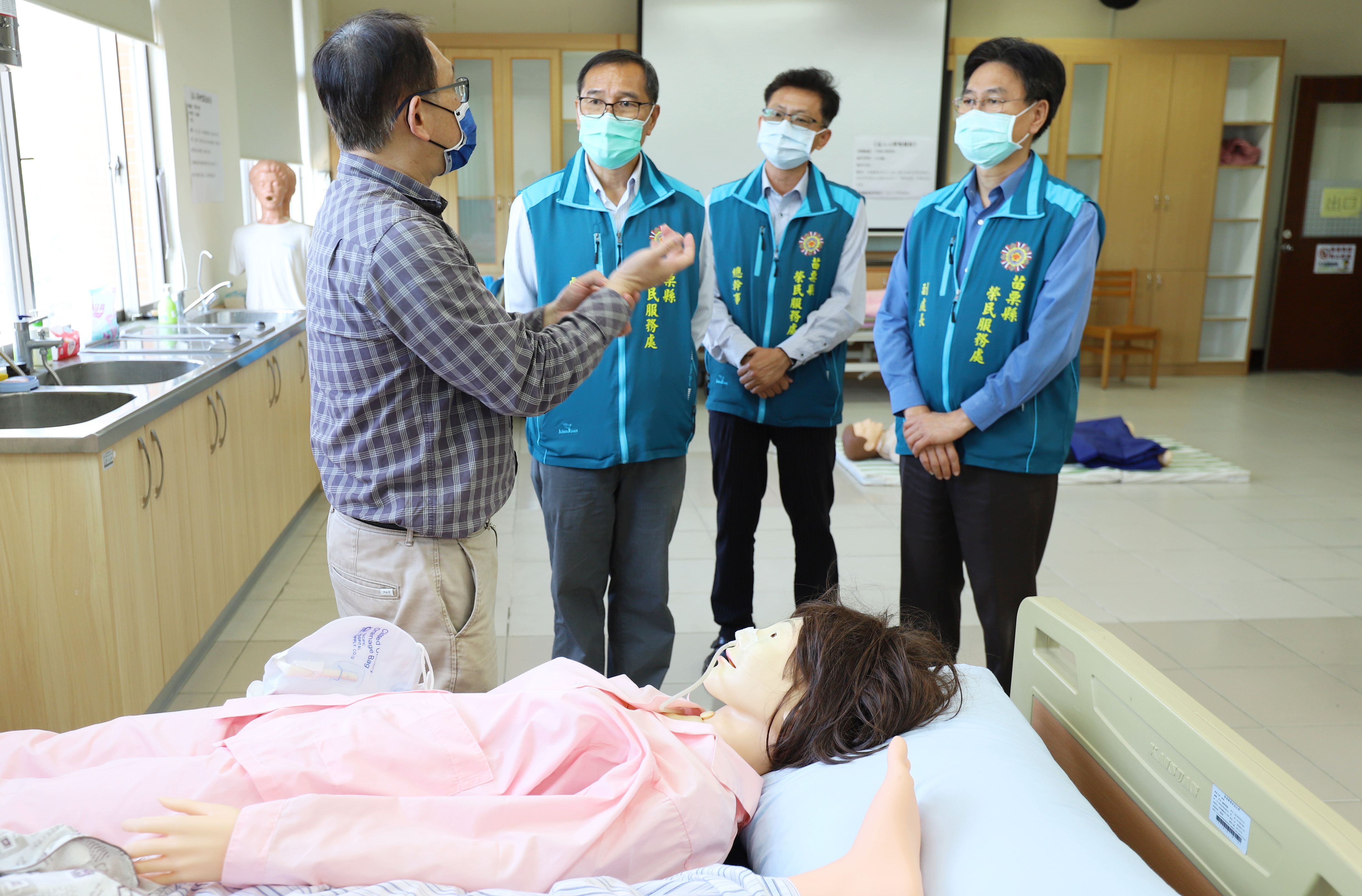 2.苗縣榮服處長黃瑞鵬（圖左2）一行人參觀社工系照服專業教室