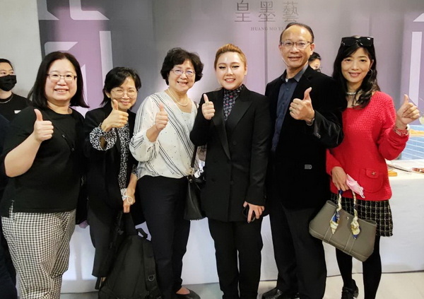 1.1育達科技大學時尚系李佳玲校友開設藝術公司與前來祝賀的師長合照(圖右2龍清勇副校長)