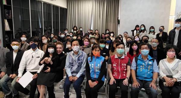 3.1育達科技大學時尚系李佳玲校友開設藝術公司出席貴賓合照