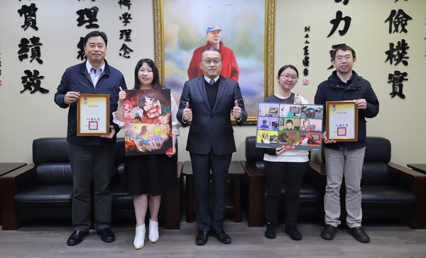 1.1育達科技大學黃榮鵬校長(圖中)與多遊系獲獎同學戴雅欣(圖左2)、廖君綾(圖右2)及指老師合照