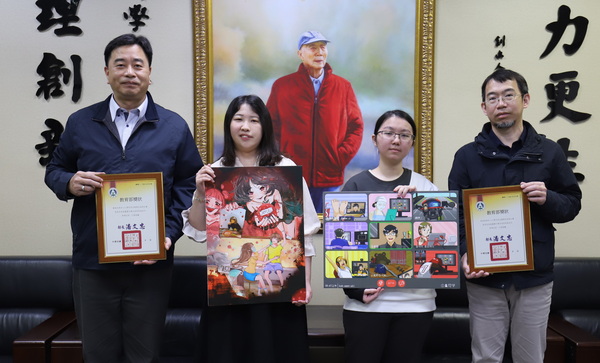 4.1育達科技大多遊系獲獎同學戴雅欣(圖左2)、廖君綾(圖右2)與張鴻騰(圖左1)主任及指導老師張世明(圖右1)合照.