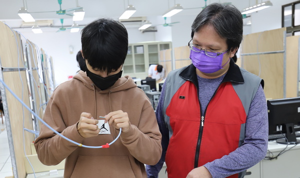 君毅高級中學網路架設丙級輔導班資訊科楊昇運主任用心指導學生練習